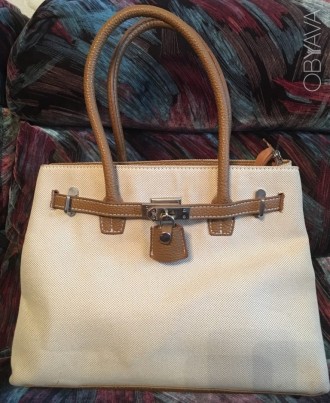 Женская деловая сумка, легкая, вместительная, бежевого цвета. 
Не новая, но нос. . фото 2