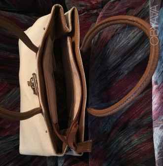 Женская деловая сумка, легкая, вместительная, бежевого цвета. 
Не новая, но нос. . фото 3