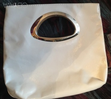 Белая женская сумка, новая, на одно отделение, имеется длинный тонкий ремешок.. . фото 2