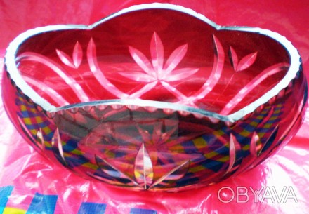 Овальная рубиновая конфетница из цветного чешского хрусталя б/у. Верхние размеры. . фото 1