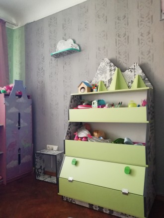 Очень стильный современный шкаф-стеллаж для игрушек. С глубокими и удобными полк. . фото 5