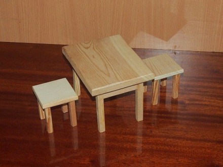 Набор кукольной мебели изготовлен из натурального дерева. В набор входят стол и . . фото 3