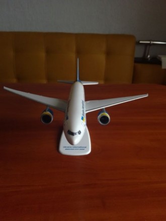 Модель самолёта Boeing 777-200 авиакомпания : "Международные авиалинии Украины" . . фото 3