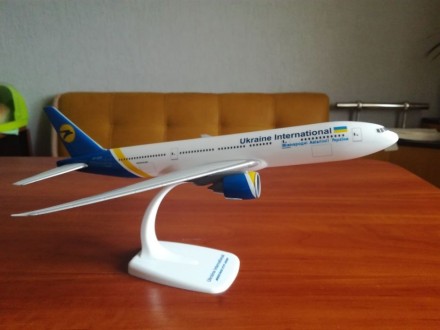 Модель самолёта Boeing 777-200 авиакомпания : "Международные авиалинии Украины" . . фото 2