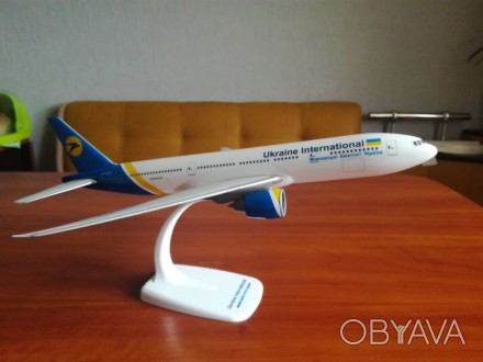 Модель самолёта Boeing 777-200 авиакомпания : "Международные авиалинии Украины" . . фото 1