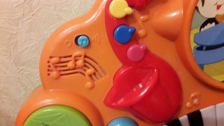 Іграшка виконана у вигляді столика, на якому розташовані клавіші піаніно і ще сі. . фото 4