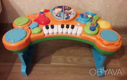 Іграшка виконана у вигляді столика, на якому розташовані клавіші піаніно і ще сі. . фото 1