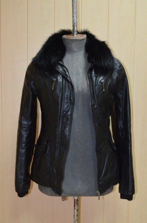 Осінньо-зимова жіноча курточка зі штучної шкіри. 
Всередині утеплювач 100 % пол. . фото 2
