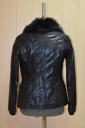 Осінньо-зимова жіноча курточка зі штучної шкіри. 
Всередині утеплювач 100 % пол. . фото 3