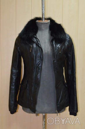 Осінньо-зимова жіноча курточка зі штучної шкіри. 
Всередині утеплювач 100 % пол. . фото 1