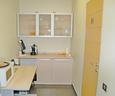 Офис 50м2 с мини-кухней и мебелью возле м. Университет. Удобная транспортная дос. Киевский. фото 3