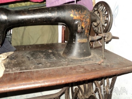 швейная машинка singer ,ножной привод,рабочая,отлично прошивает ватники,валянки,. . фото 1