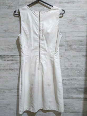 Белое платье из кожзама на молнии сзади, длина - 85 см, полуобхват груди - 40 см. . фото 2
