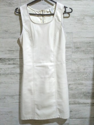 Белое платье из кожзама на молнии сзади, длина - 85 см, полуобхват груди - 40 см. . фото 3