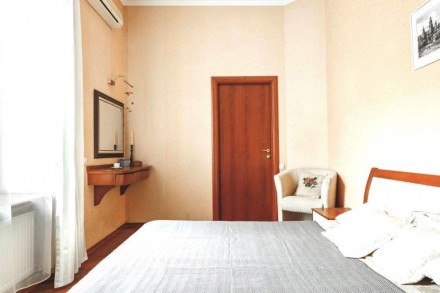 Своя двухкомнатня квартира ,площадь - 70 м2. Спальня с двуспальной кроватью и вм. . фото 3