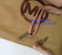 Миниатюрная сумка Майкл Корс через плечо из качественного кож зама с полированны. . фото 6