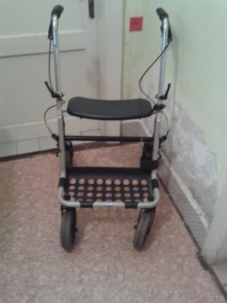 новая  инвалидная коляска (ходули) цена 3500 гр, возможен торг.. . фото 3