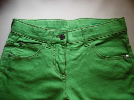 . джинсы для девочки зеленые. Яркие. стрейчевые, 98% котон 2%- эластик.  б/у, в . . фото 2