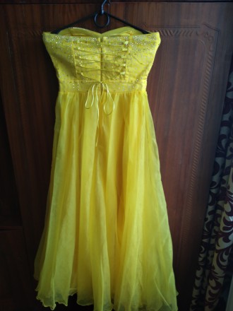 Платье выпускное ярко жолтого цвета обшитое стразами.ОГ 40см ОТ 32 Длина 108см.Т. . фото 3