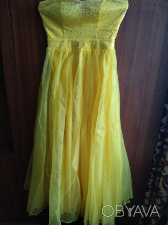 Платье выпускное ярко жолтого цвета обшитое стразами.ОГ 40см ОТ 32 Длина 108см.Т. . фото 1