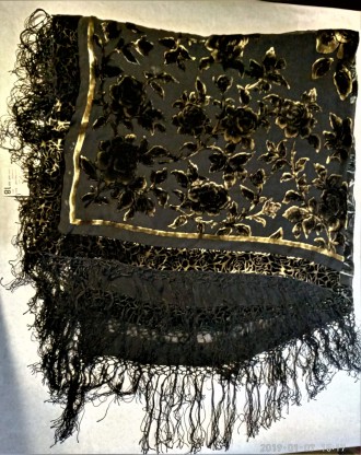 Очень красивая новая шаль.125 Х 125 см. (кисти 12 см).На черном шифоне черные с . . фото 2