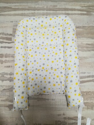 Двусторонний кокон для малыша (с одной стороны желтые и серые звездочки, с друго. . фото 4