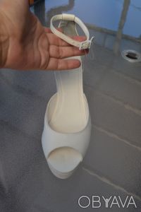 Celine White Open Toe Wedge Platform Sandals Shoes
Size 40
RETAIL $795

MADE. . фото 8