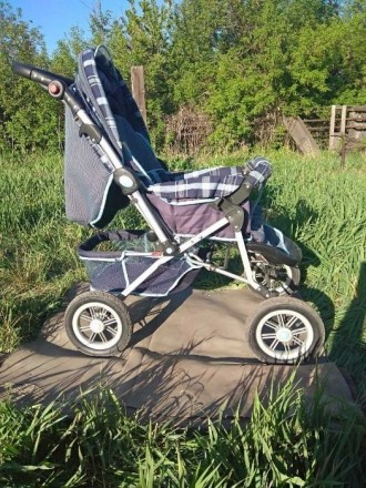Это коляска всесезонная, можно лёжа возить ребенка и сидя используя как прогулоч. . фото 3