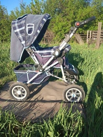 Это коляска всесезонная, можно лёжа возить ребенка и сидя используя как прогулоч. . фото 2