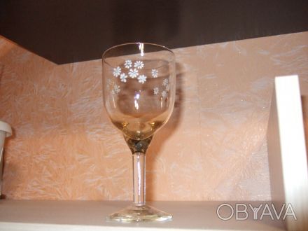 Красивенькие бокалы с мелкими ромашками, две штуки, цена 20 грн за шт.. . фото 1