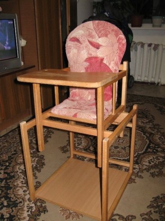 Деревяный стульчик для кормления в хорошем состоянии , верхняя часть стульчика с. . фото 2