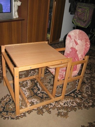 Деревяный стульчик для кормления в хорошем состоянии , верхняя часть стульчика с. . фото 3