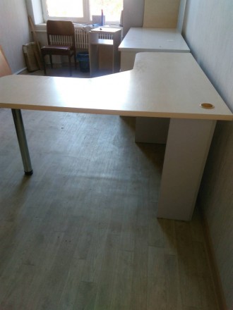 Продам б\у угловой стол, размер : 1350 х 1400, материал - ДСП, корпус - 16 мм, с. . фото 3