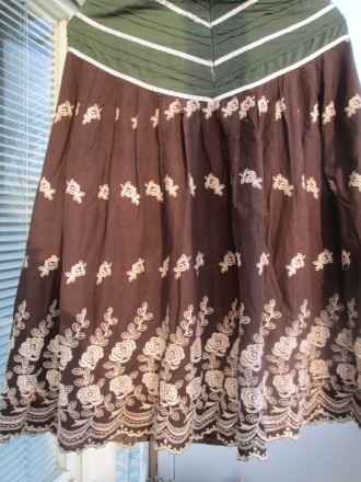 Нарядная, коричнево, зеленая, с вышивкой юбка., на подкладке.. . фото 2