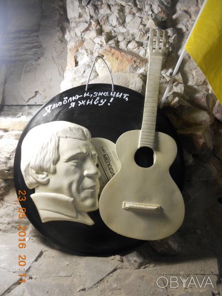 Высоцкий с гитарой на виниловой пластинке ручной работы под заказ. Высоцкий и ги. . фото 1