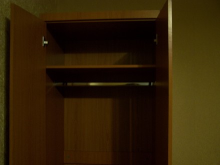 Небольшойй шкаф для одежды, в хорошем состоянии, цвет вишня, ШхВхГ 71,5х193х55 с. . фото 4