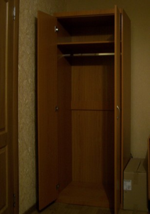 Небольшойй шкаф для одежды, в хорошем состоянии, цвет вишня, ШхВхГ 71,5х193х55 с. . фото 2