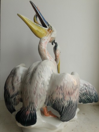 Великолепная фарфоровая статуэтка, изображающая двух пеликанов, выполненная в лу. . фото 4