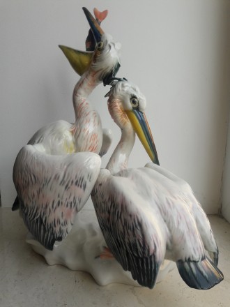 Великолепная фарфоровая статуэтка, изображающая двух пеликанов, выполненная в лу. . фото 3