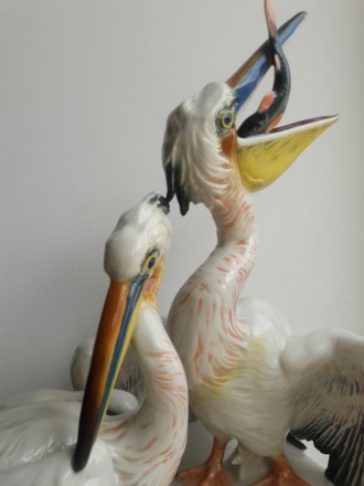 Великолепная фарфоровая статуэтка, изображающая двух пеликанов, выполненная в лу. . фото 5