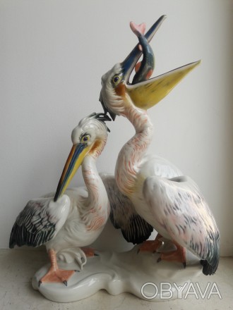 Великолепная фарфоровая статуэтка, изображающая двух пеликанов, выполненная в лу. . фото 1