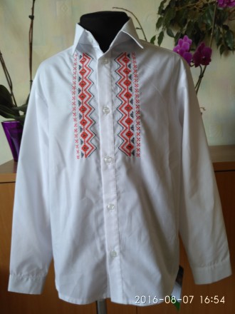 Красивая , нарядная и практичная белая рубашка-вышиванка с длинным рукавом и отл. . фото 2