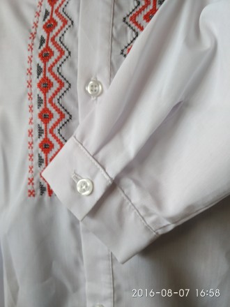 Красивая , нарядная и практичная белая рубашка-вышиванка с длинным рукавом и отл. . фото 4