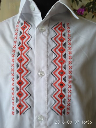 Красивая , нарядная и практичная белая рубашка-вышиванка с длинным рукавом и отл. . фото 5