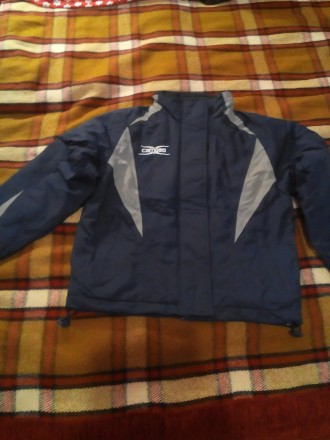 Практически новая качественная куртка из водоотталкивающей ткани на флиссовой по. . фото 2