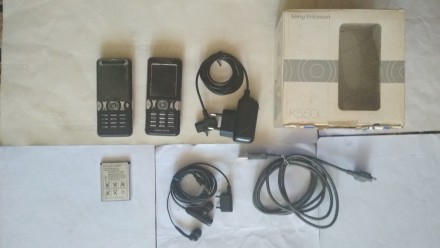 Продам два Sony Ericsson K550i на запчасти или восстановление. наушники, зарядка. . фото 2