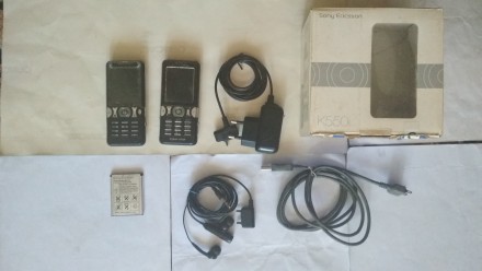 Продам два Sony Ericsson K550i на запчасти или восстановление. наушники, зарядка. . фото 3