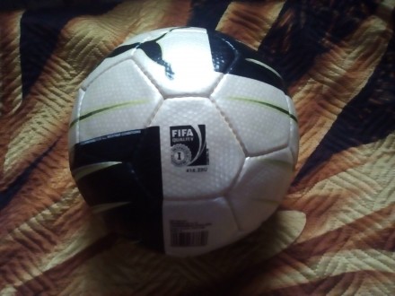 Новый добротный футбольный мяч под эгидой Фифа. . фото 3