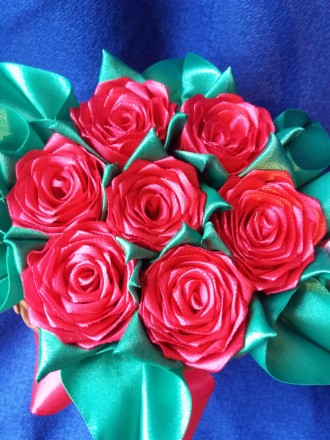 Розы выполнены из атласных лент в технике канзаши. Такие цветы будут оригинальны. . фото 3