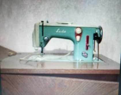 Продам швейную машину Лада (Lada) Т 237 в рабочем состоянии.
Машинка ножная со . . фото 2